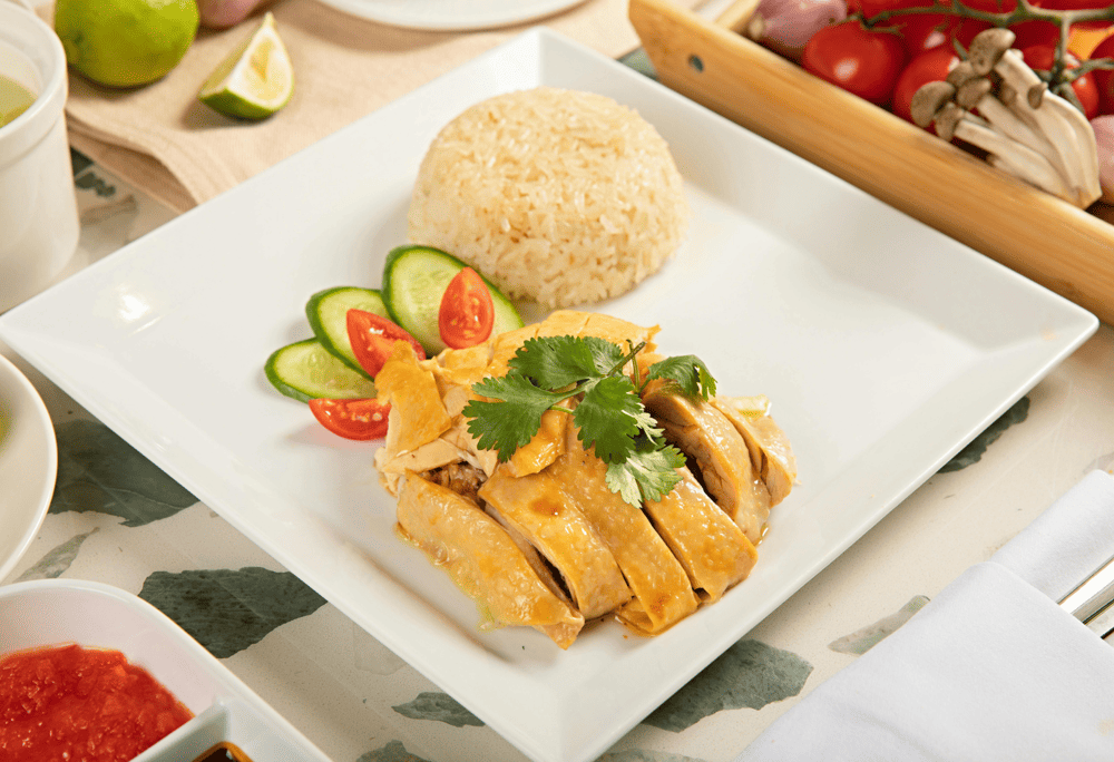 If you're at Hoi An's night market, make sure to try the famous chicken rice (Source: Canva)